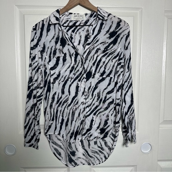 Cloth and Stone Shirt Blouse Womens XS Animal Print Holiday Party Office Work - Picture 1 of 9